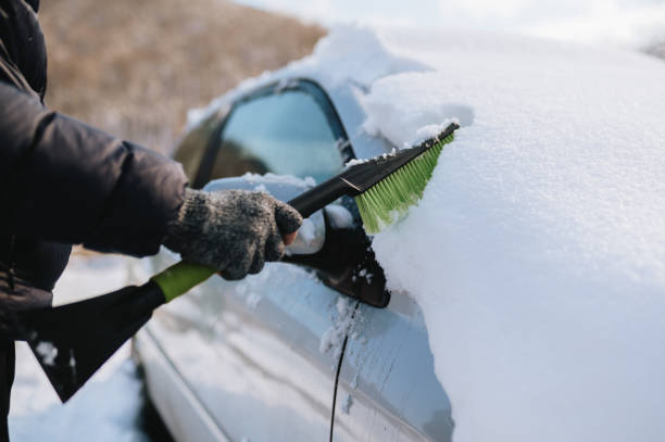 Car Snow Removaing with Right Tools